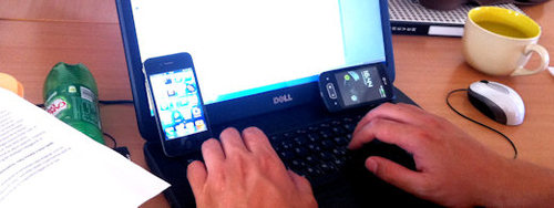 notebookon két mobil letéve fejlesztés közben fotó