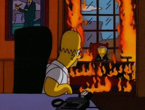 Homer Simpson egy égő szobát bámul nyugodtan